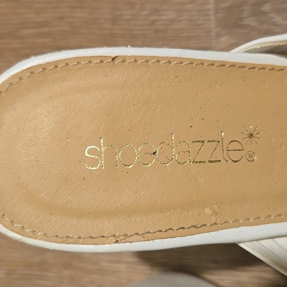 FASHION NOVA STRIPED WHITE AND GOLD DRESS SHOES - Picture 4 of 6